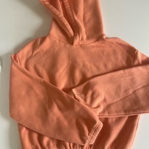 Cropped winch orange sweatshirt